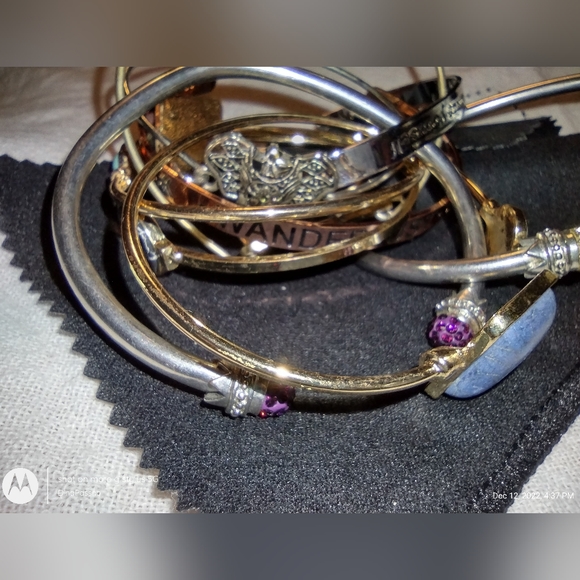 Messy stack of mixed bracelets - Picture 2 of 3